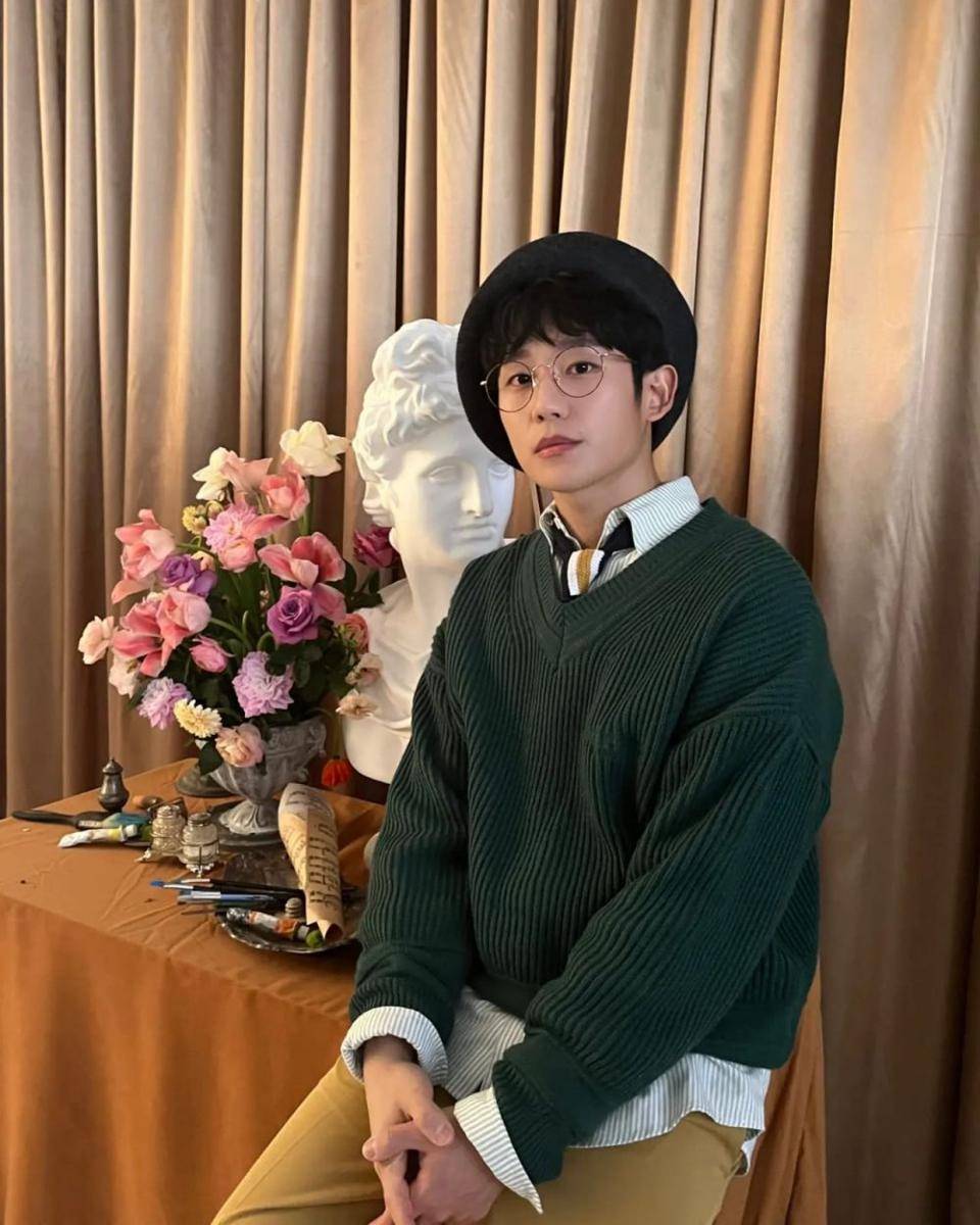 gaya layering outfit ala Jung Hae In (instagram.com/holyhaein)