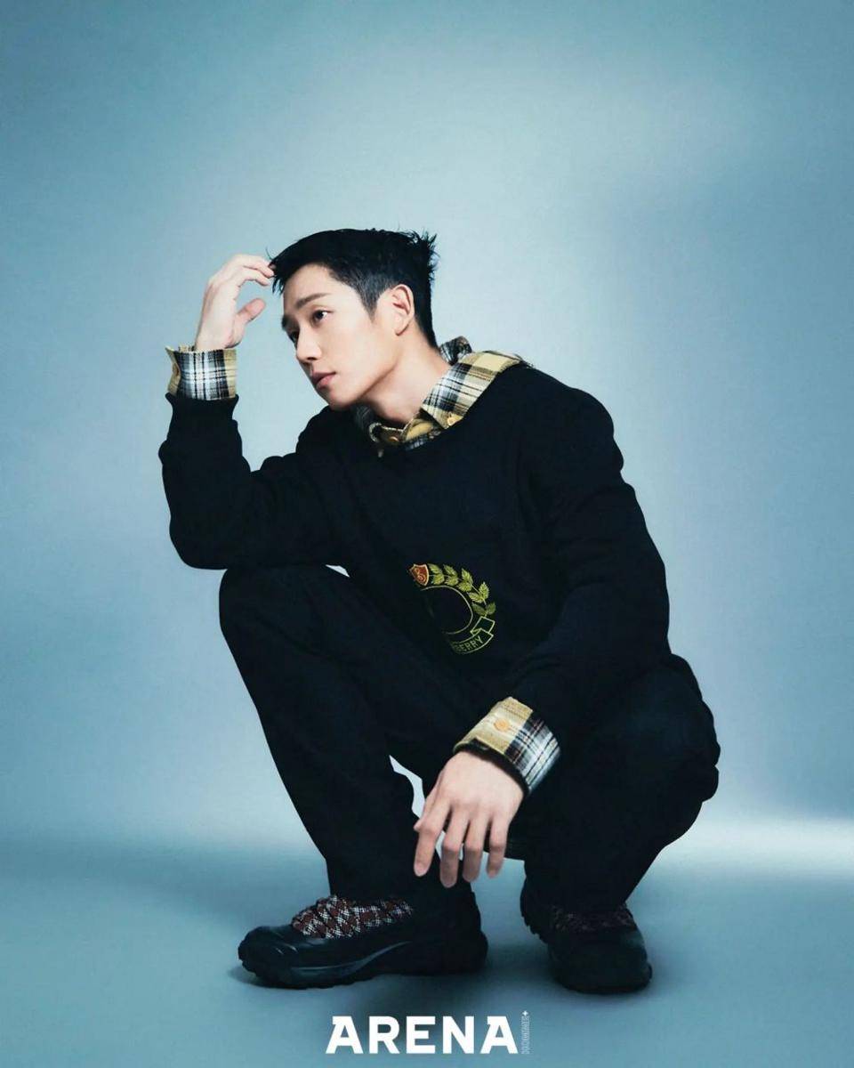 gaya layering outfit ala Jung Hae In (instagram.com/holyhaein)