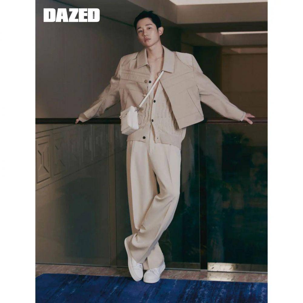 gaya layering outfit ala Jung Hae In (instagram.com/holyhaein)