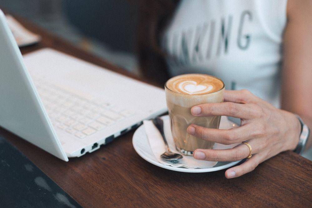Potret nugas di kafe 