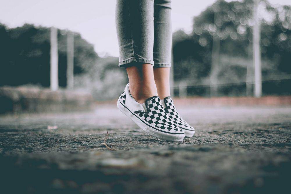 slip on shoes (pexels.com/mic oller)