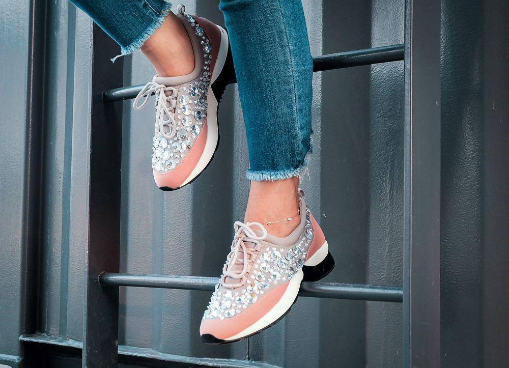 chuncky sneakers (pexels.com/the lazy artist gallery)