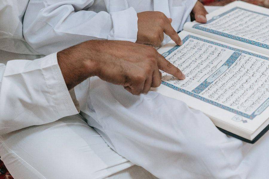 Ilustrasi ayah dan anak membaca Al-Qur'an (Pexels.com/Timur Weber)