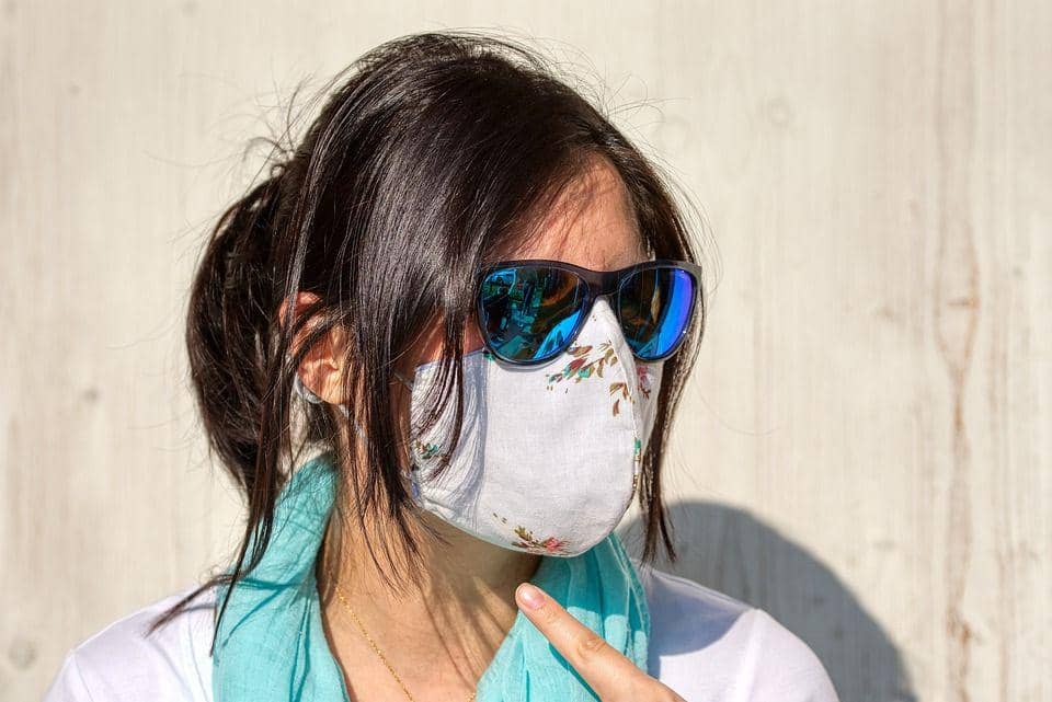 ilustrasi seorang wanita yang memakai masker (pixabay.com/webentwicklerin)