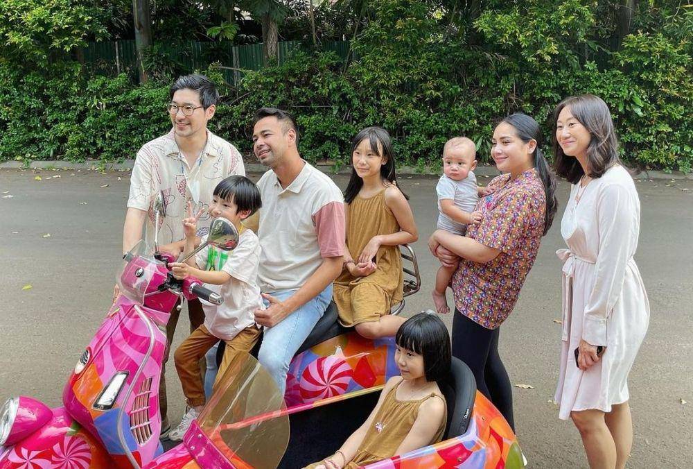 Kimbab Family bersama keluarga Raffi Ahmad (instagram.com/kimbabfamily.official)