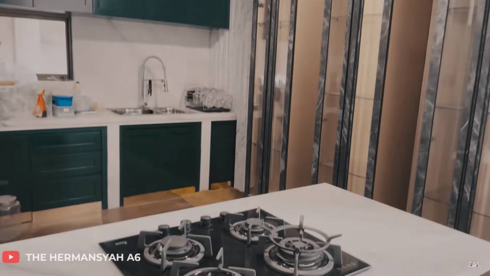 potret dapur di Istana Cinere milik Ashanty dan Anang (youtube.com/thehermansyahA6)