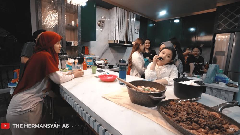 potret dapur di Istana Cinere milik Ashanty dan Anang (youtube.com/thehermansyahA6)