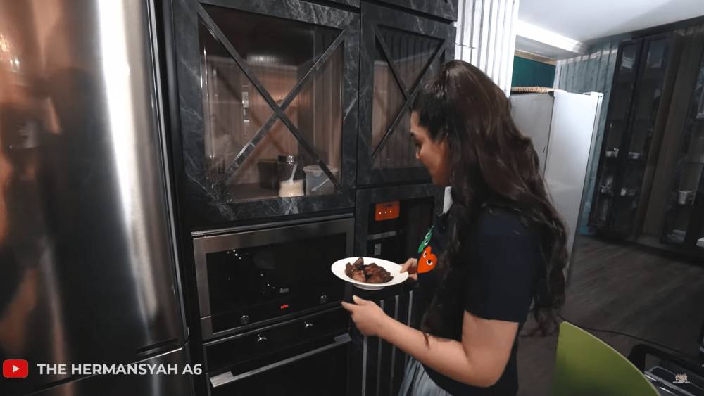 potret dapur di Istana Cinere milik Ashanty dan Anang (youtube.com/thehermansyahA6)