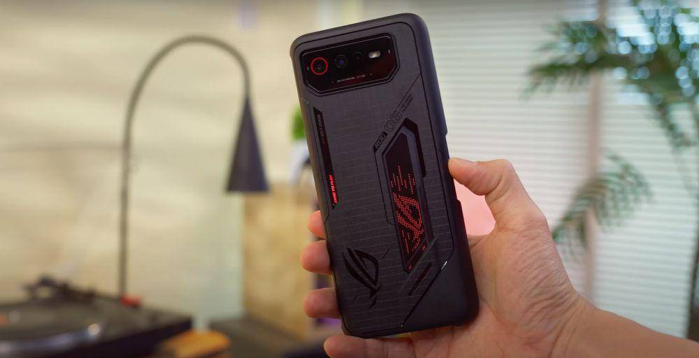 potret Asus ROG Phone 6 (dok. youtube.com/GadgetIn)