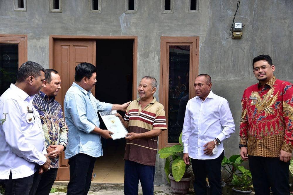Menteri ATR/BPN Hadi Tjahjanto menyerahkan SHT di Kelurahan Medan Tenggara, Kecamatan Medan Denai, Kota Medan, Kamis (17/11/2022). (Dok Diskominfo Sumut)