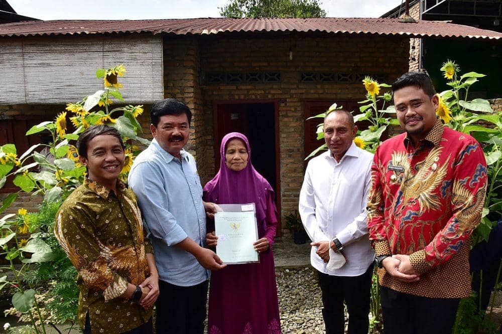 Menteri ATR/BPN Hadi Tjahjanto menyerahkan SHT di Kelurahan Medan Tenggara, Kecamatan Medan Denai, Kota Medan, Kamis (17/11/2022). (Dok Diskominfo Sumut)