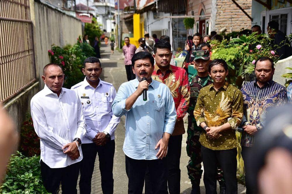 Menteri ATR/BPN Hadi Tjahjanto menyerahkan SHT di Kelurahan Medan Tenggara, Kecamatan Medan Denai, Kota Medan, Kamis (17/11/2022). (Dok Diskominfo Sumut)