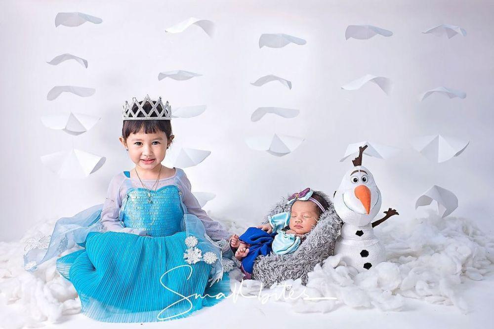 9 Potret Dua Anak Kartika Putri saat Cosplay Jadi Pemain Film Frozen