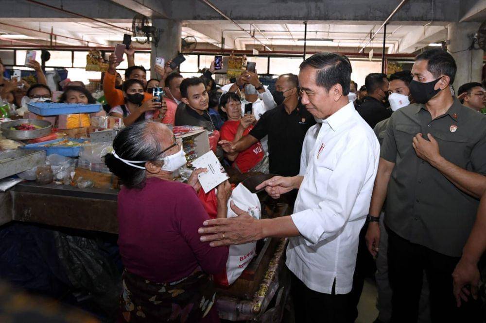 Presiden Jokowi bagikan bantuan langsung tunai di Pasar Badung, Bali (dok. Sekretariat Presiden)