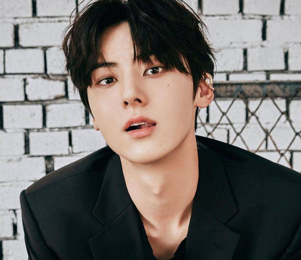Hwang Minhyun (instagram.com/optimushwang)