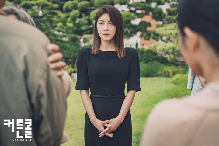 10 Harga Fashion Item Ha Ji Won di Drakor Curtain Call, Stunning Abis!