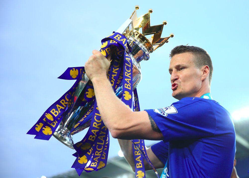 Robert Huth mengangkat trofi EPL 2015/2016 bersama Leicester City. (lcfc.com)