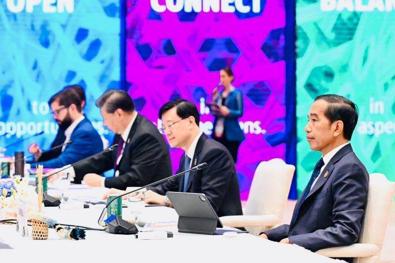 Presiden Jokowi menghadiri APEC di Bangkok (ANTARA/Gilang Galiartha)