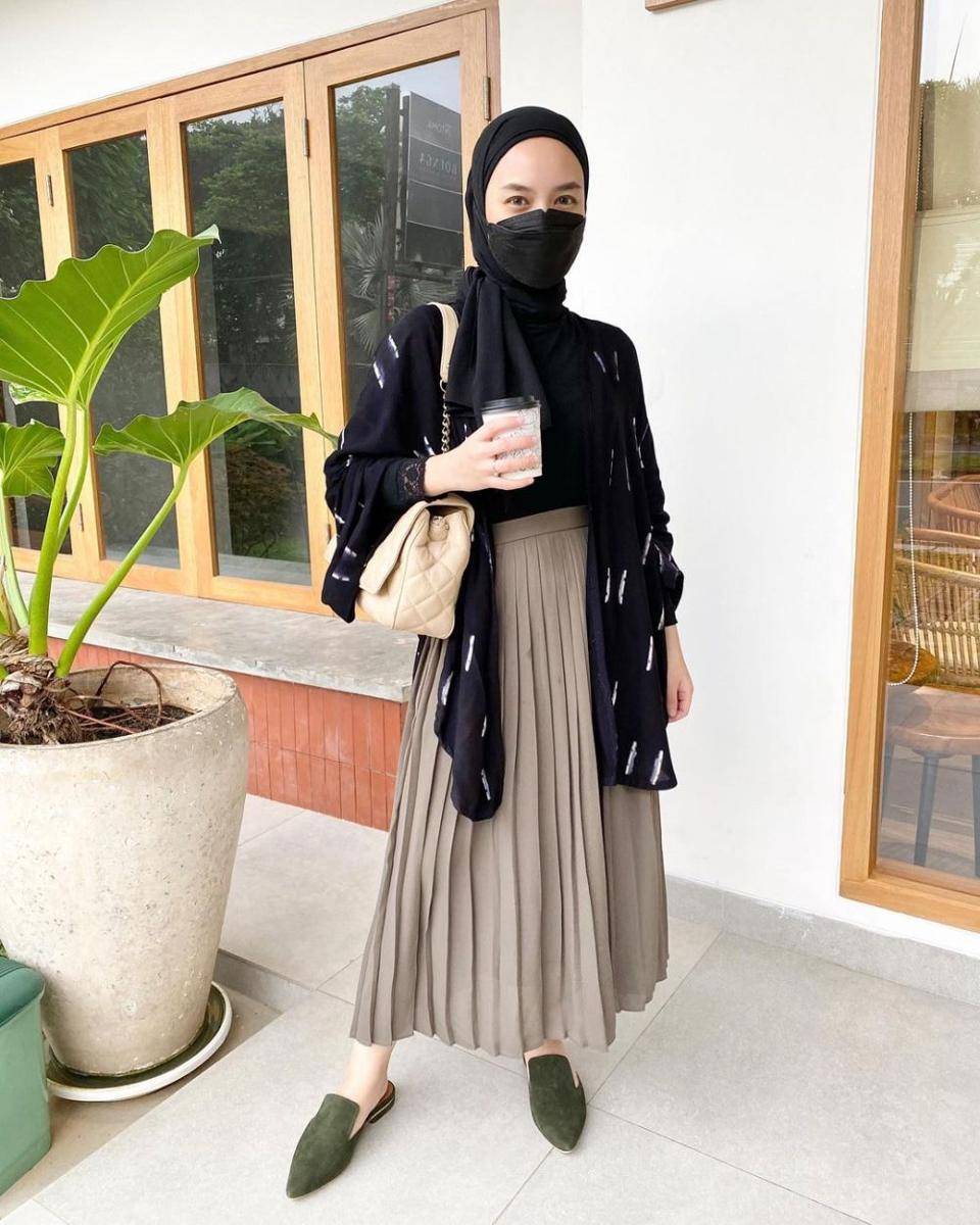 padu padan rok plisket ala Devina Natasya (instagram.com/devinanatasya)