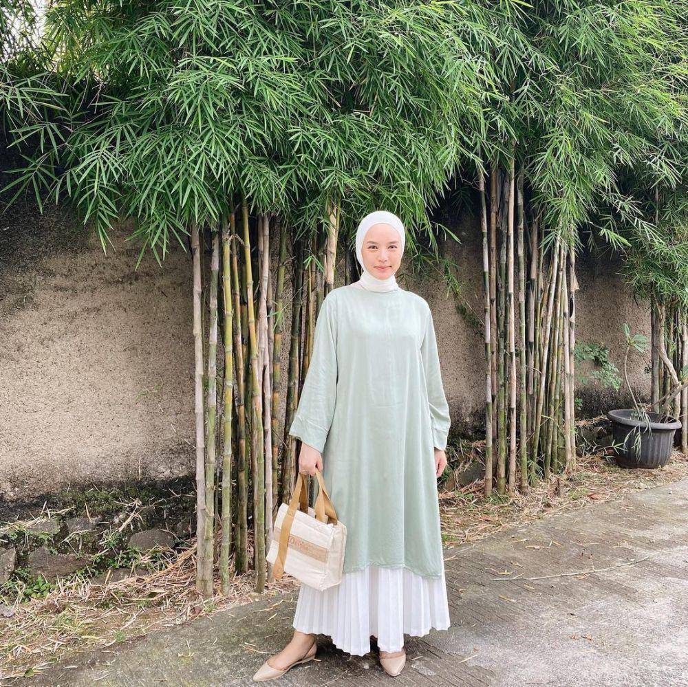 padu padan rok plisket ala Devina Natasya (instagram.com/devinanatasya)