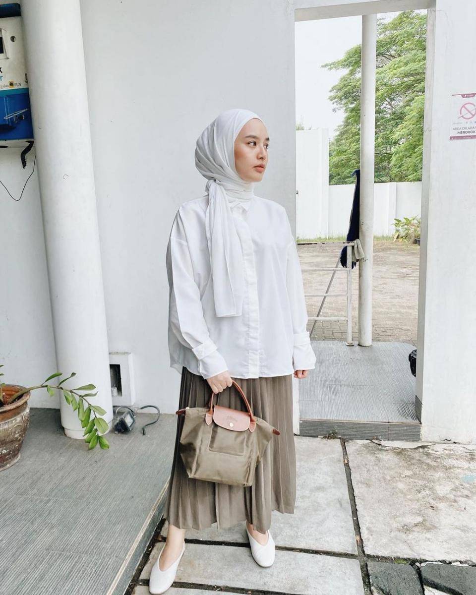 padu padan rok plisket ala Devina Natasya (instagram.com/devinanatasya)