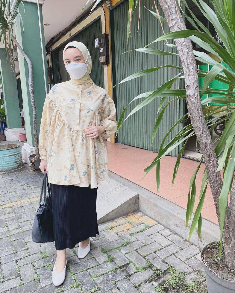 padu padan rok plisket ala Devina Natasya (instagram.com/devinanatasya)