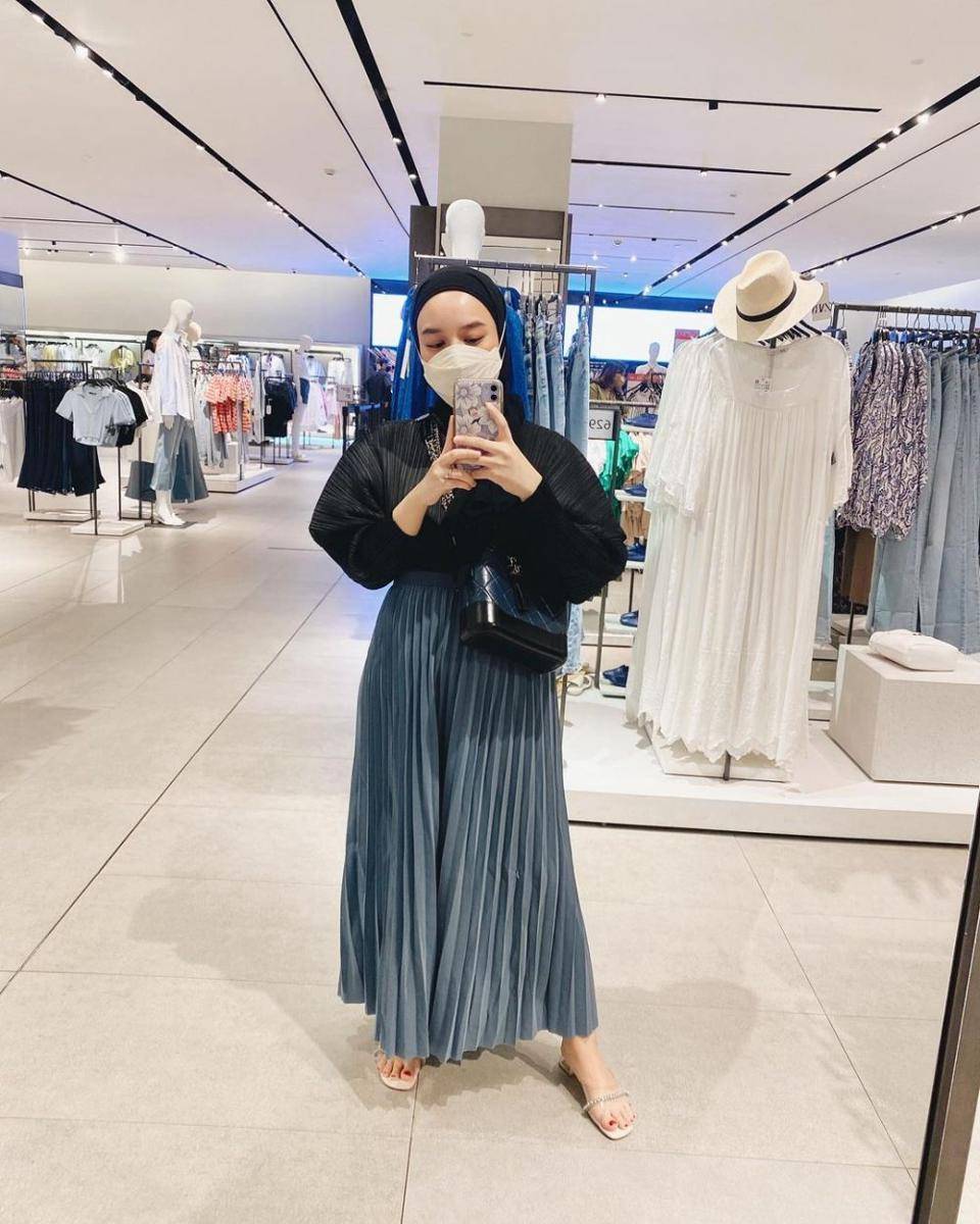 padu padan rok plisket ala Devina Natasya (instagram.com/devinanatasya)