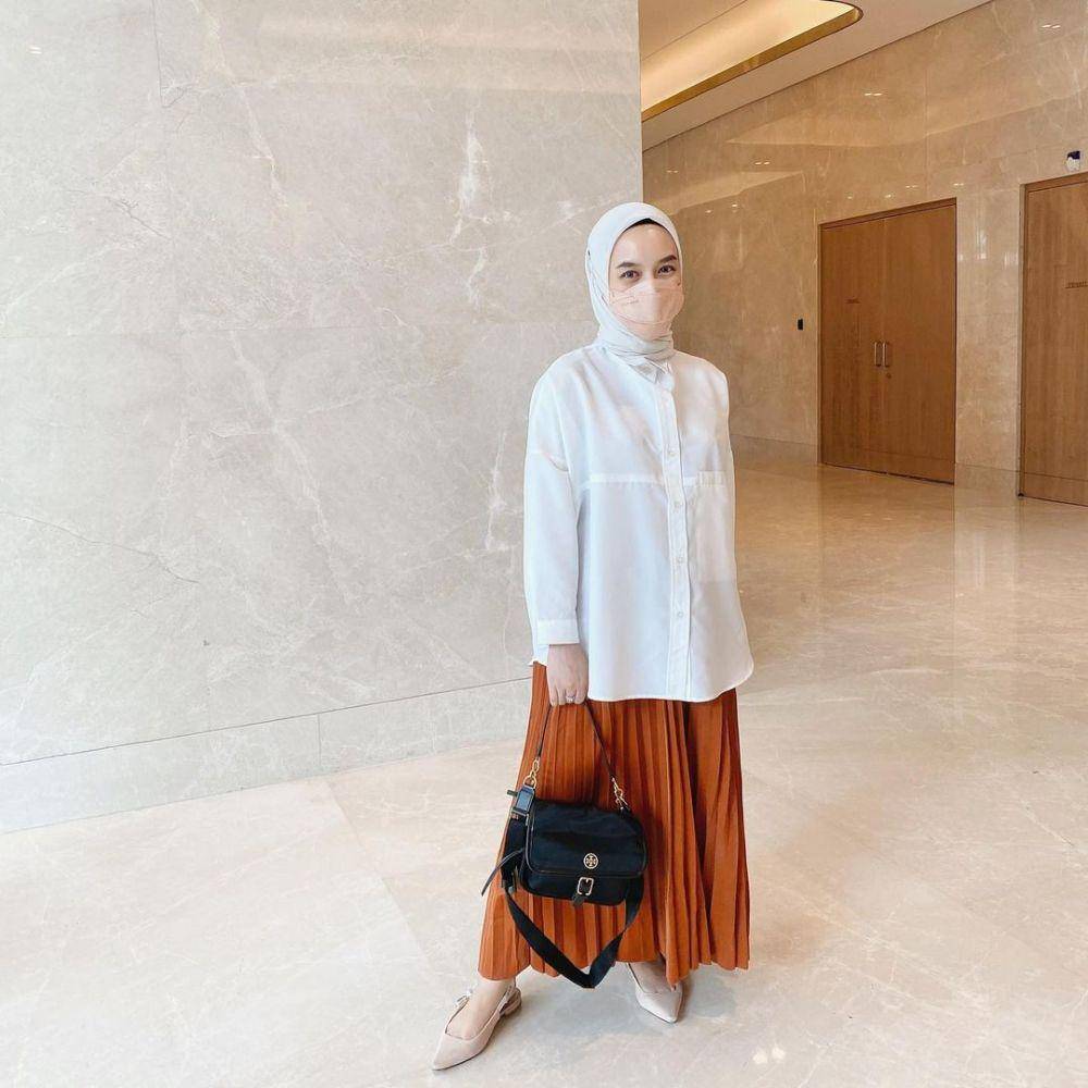padu padan rok plisket ala Devina Natasya (instagram.com/devinanatasya)