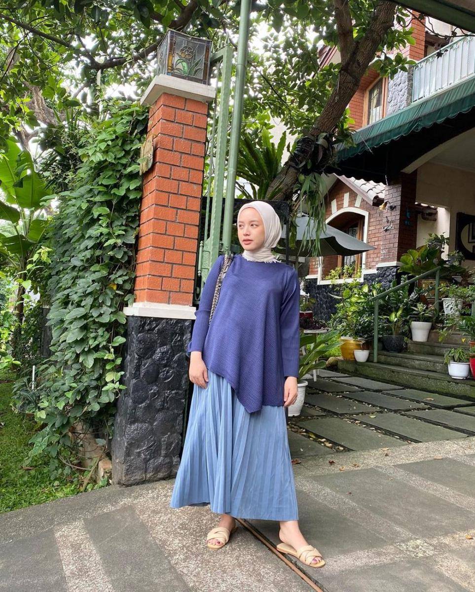 padu padan rok plisket ala Devina Natasya (instagram.com/devinanatasya)