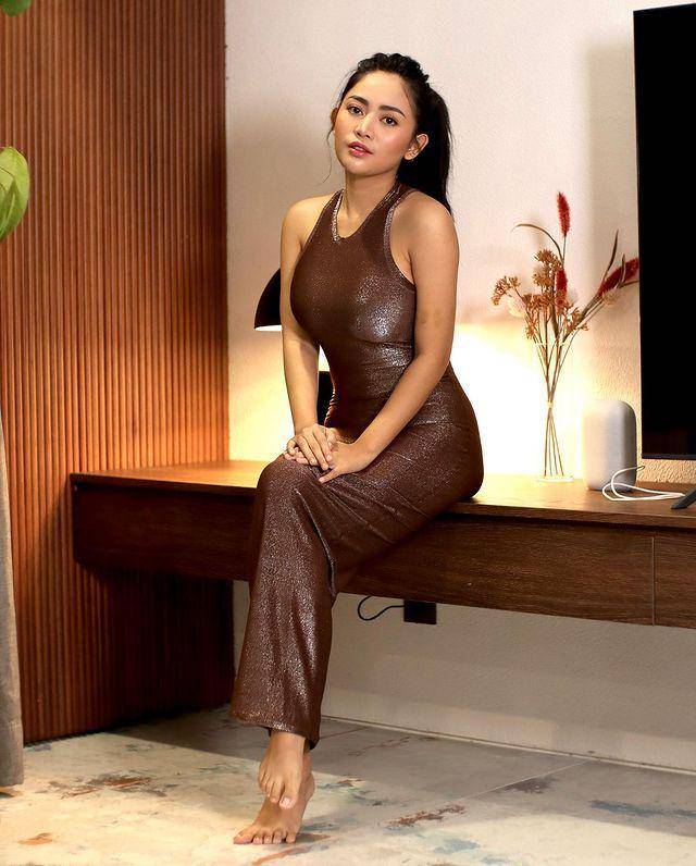 inspirasi sheath dress (instagram.com/rachelvennya)