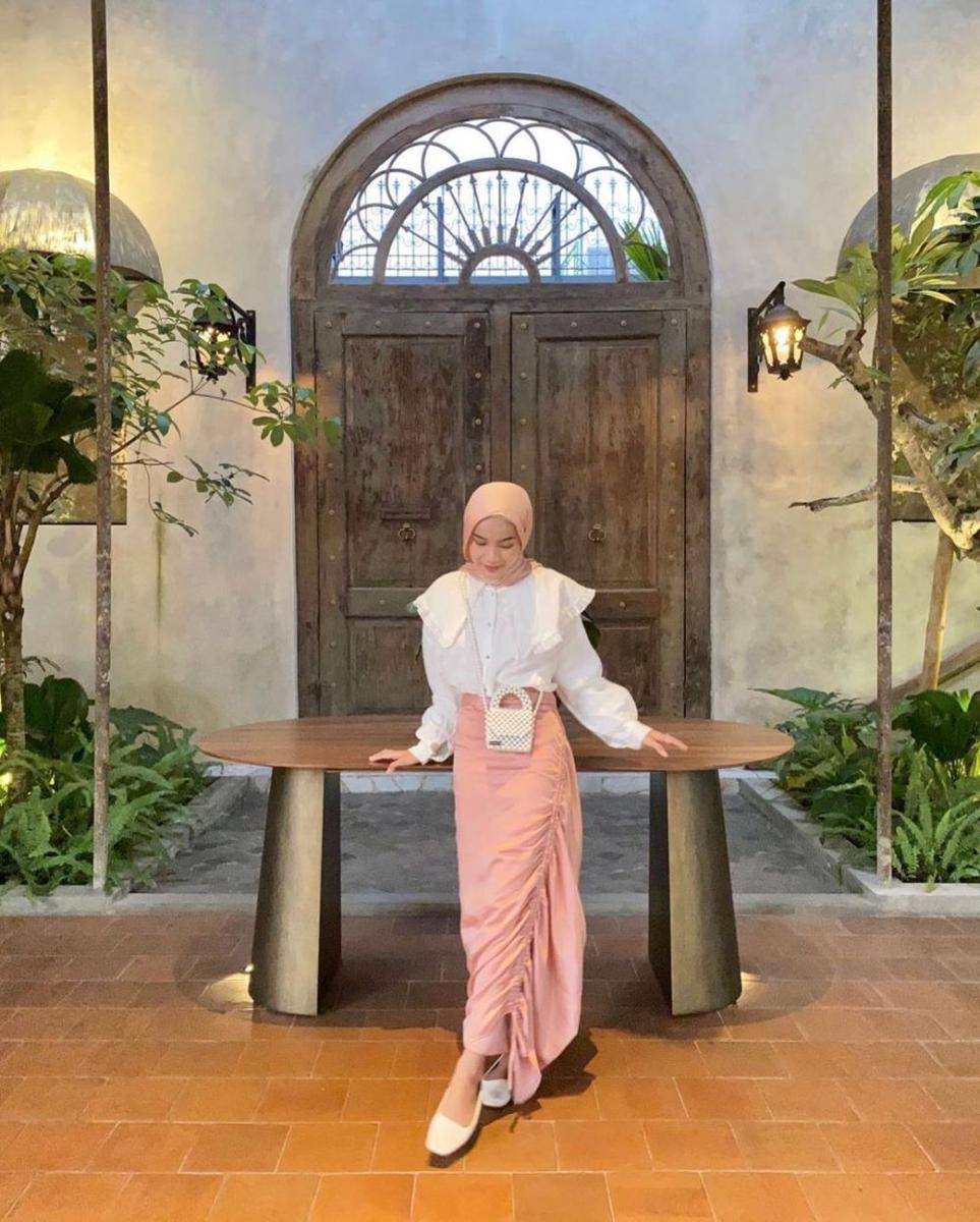 inspirasi padu padan blouse ala Putri Zarkasya (instagram.com/kasyaaptr)
