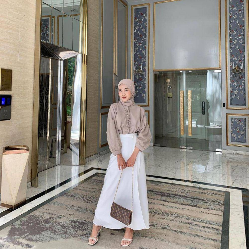 inspirasi padu padan blouse ala Putri Zarkasya (instagram.com/kasyaaptr)