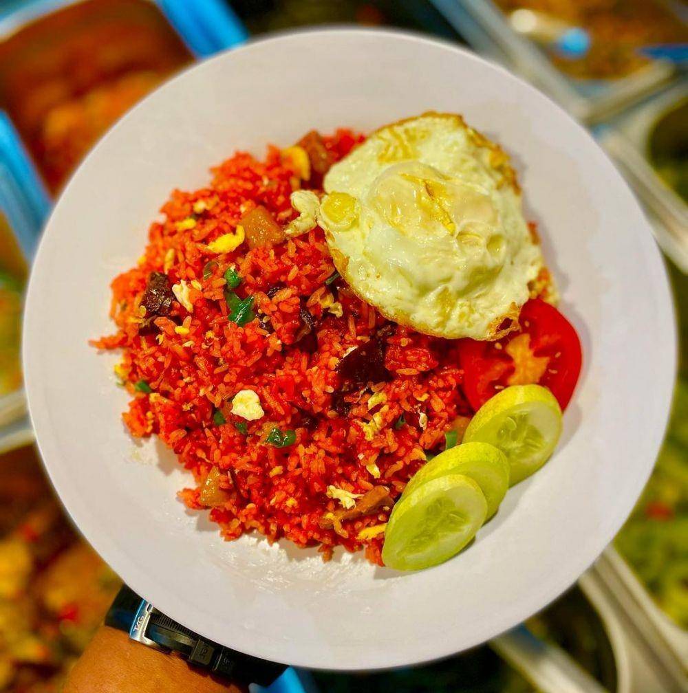 Ilustrasi nasi goreng merah (instagram.com/nasipedassenopati)