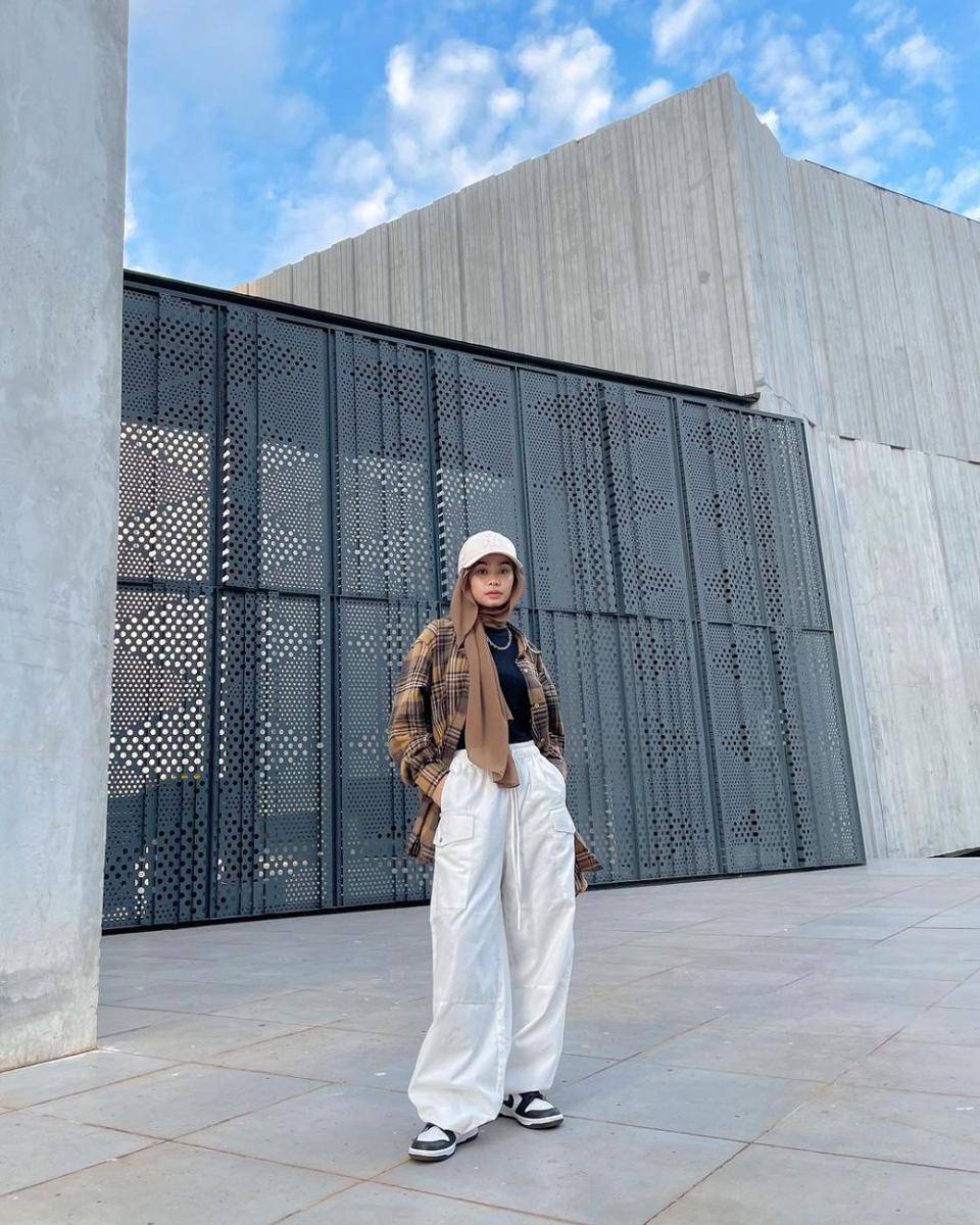 ide OOTD dengan celana cargo ala Nola Clara (instagram.com/nolaclr.a)