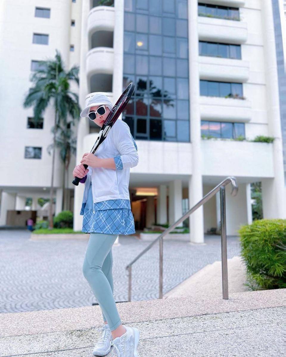 potret gaya Syahrini main tenis (instagram.com/princessyahrini)