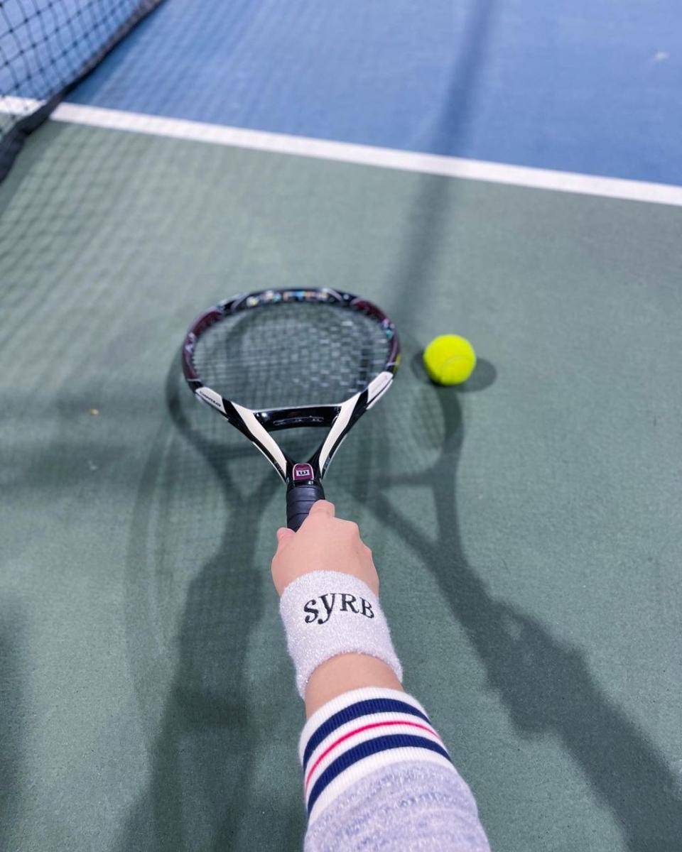 potret gaya Syahrini main tenis (instagram.com/princessyahrini)