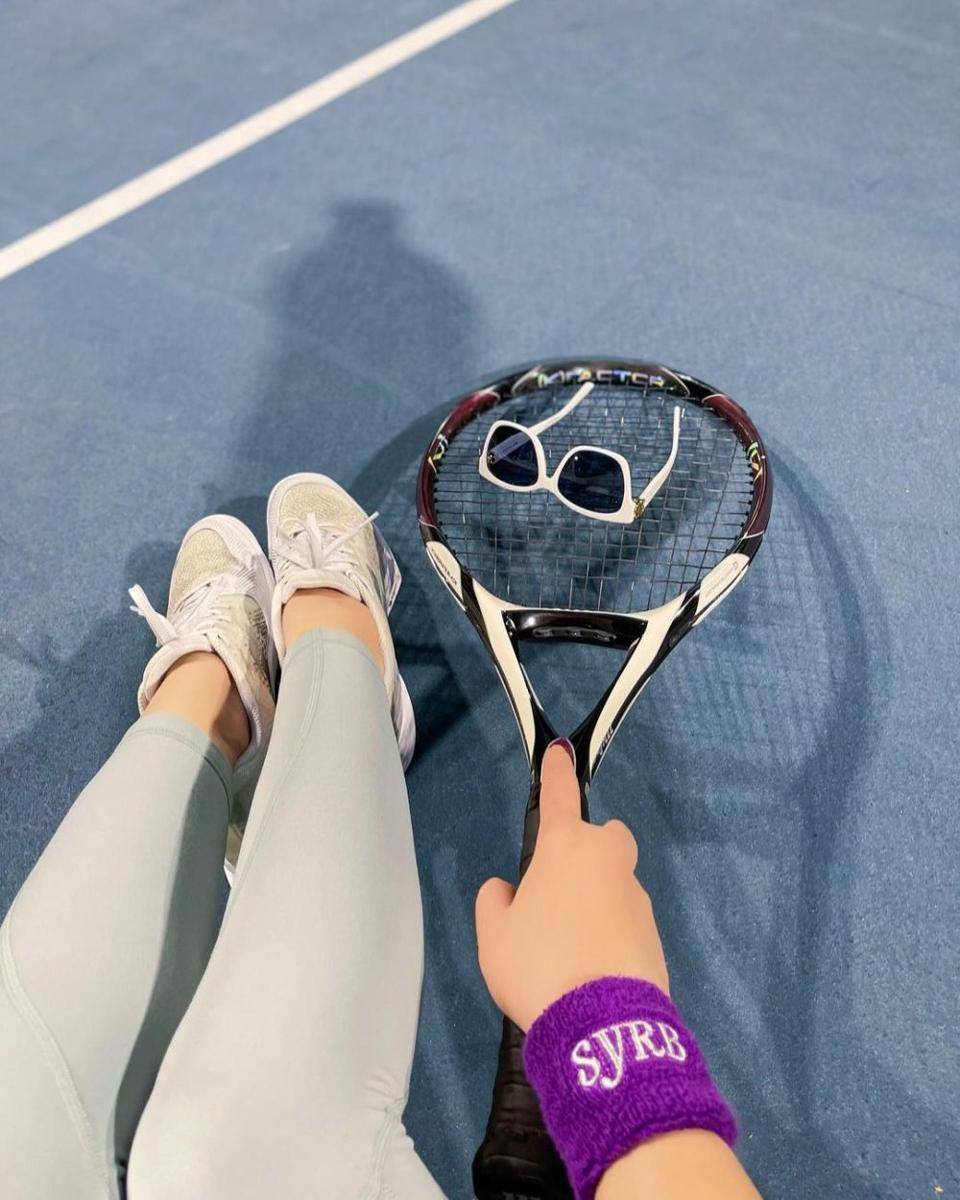 potret gaya Syahrini main tenis (instagram.com/princessyahrini)