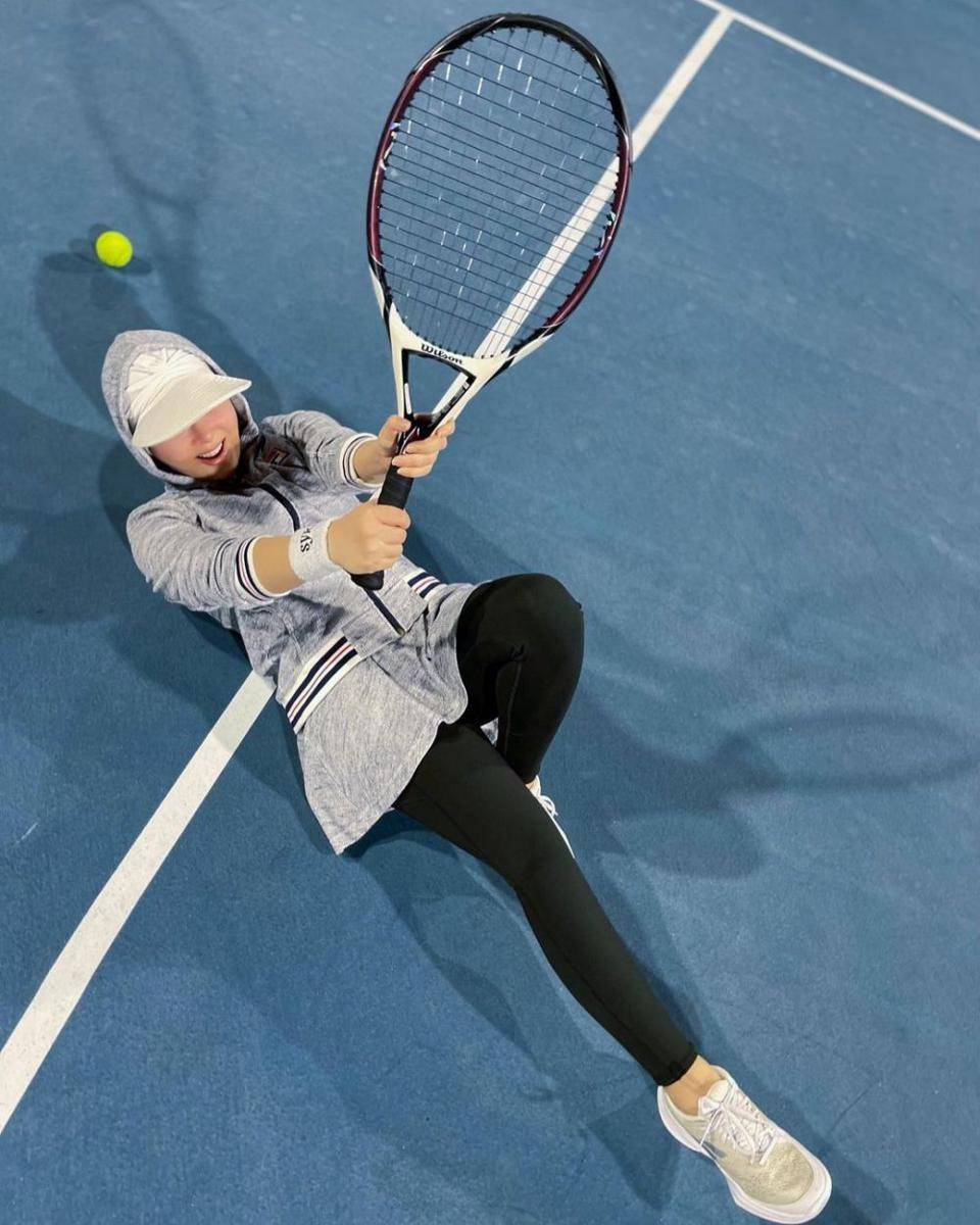 potret gaya Syahrini main tenis (instagram.com/princessyahrini)