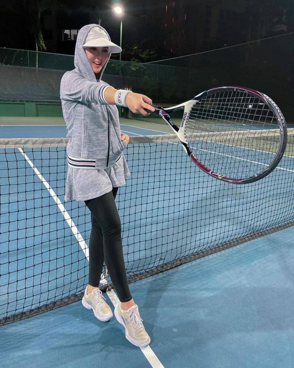 potret gaya Syahrini main tenis (instagram.com/princessyahrini)
