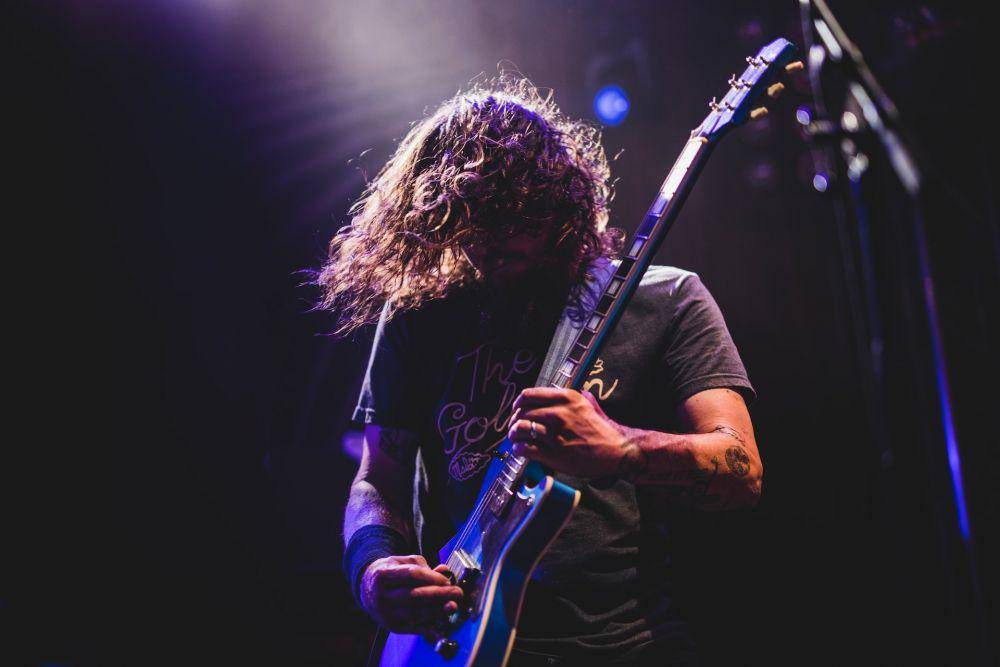 ilustrasi bermain gitar (unsplash.com/Hector Bermudes)