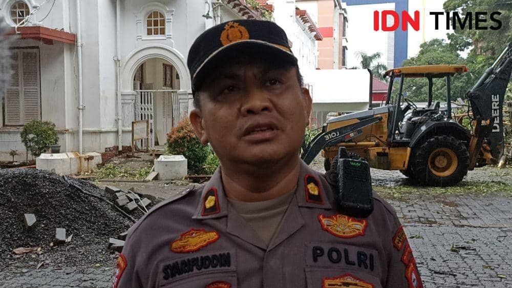 Kapolsek Ujung Pandang, Kompol Syarifuddin saat diwawancarai. (Dahrul Amri/IDN Times Sulsel)