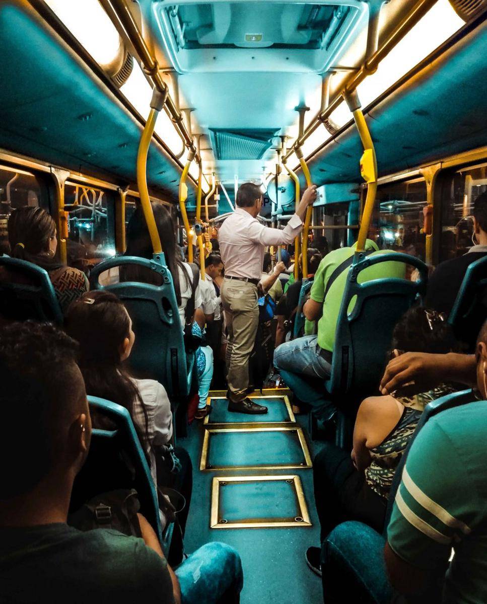 Bepergian dengan transportasi umum (unsplash.com/itsmelb)