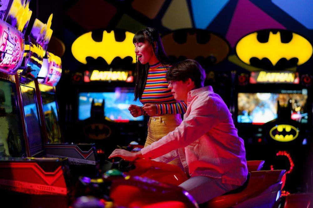 ilustrasi bermain arcade game (pexels.com/cottonbro studio)