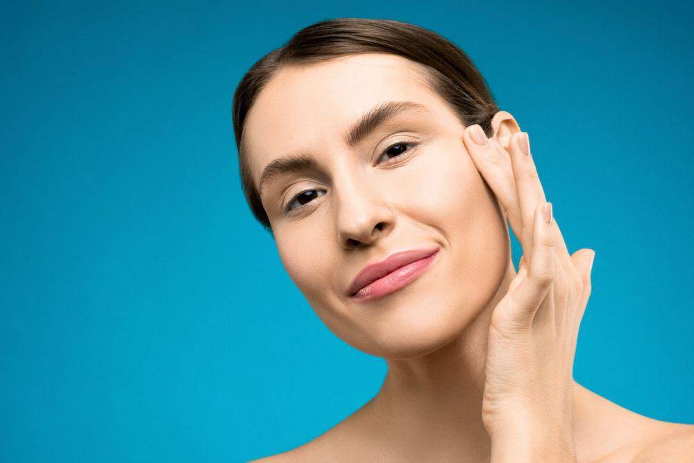 ilustrasi wanita menyentuh wajah (pexels.com/Shiny Diamond)