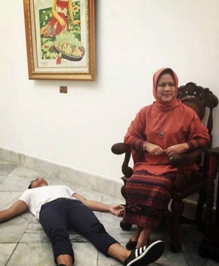 Kocak! Kaesang justru tidur di lantai saat ibunya duduk manis di kursi. (instagram.com/@kaesangp)