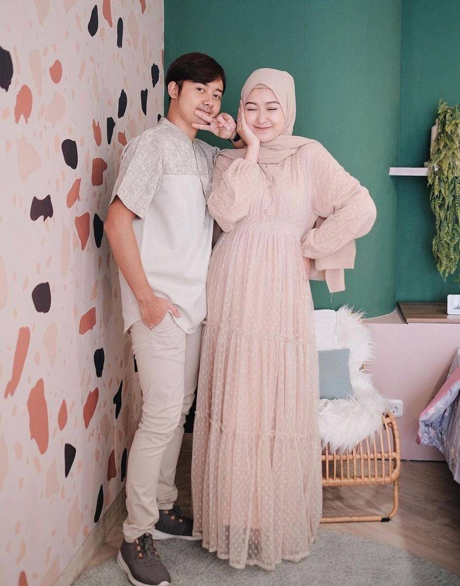 OOTD couple Sari Endah Pratiwi (instagram.com/saritiw)