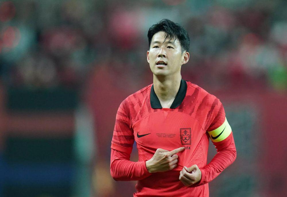Aksi Staf Ghana Ajak Son Heung Min Selfie Jadi Kontroversi