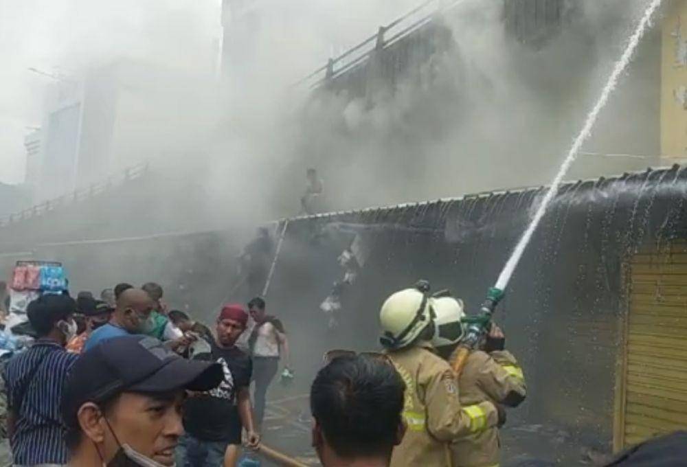 Pasar Pagi Asemka, Petongkangan, Taman Sari, Jakarta Barat, Jumat (18/11/2022) mengalami kebakaran. (dok. Humas Damkar DKI Jakarta)