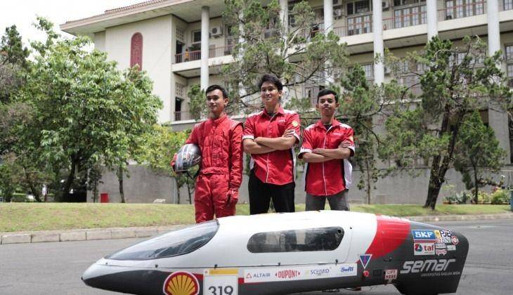 Tim Semar Universitas Gadjah Mada (UGM) Yogyakarta dengan Semar Proto sebagai mobil listrik terhemat di Asia/(Humas UGM)