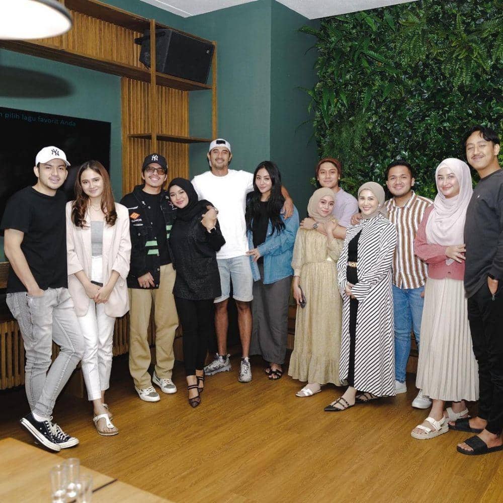 Lesti Kejora dan Rizky Billar berkumpul dengan artis lain (instagram.com/attahalilintar)
